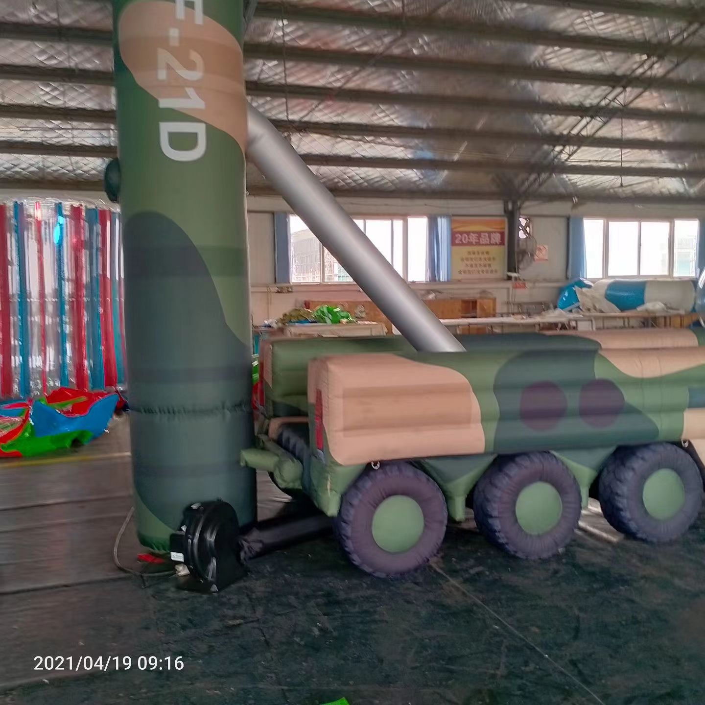 河池军事演习中的充气目标车辆：模拟发射车雷达车坦克飞机
